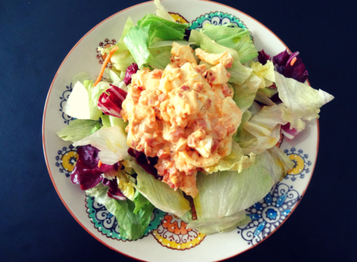 Eiersalat mit Schinkenwürfel auf grünem Salat | Low Carb Blog